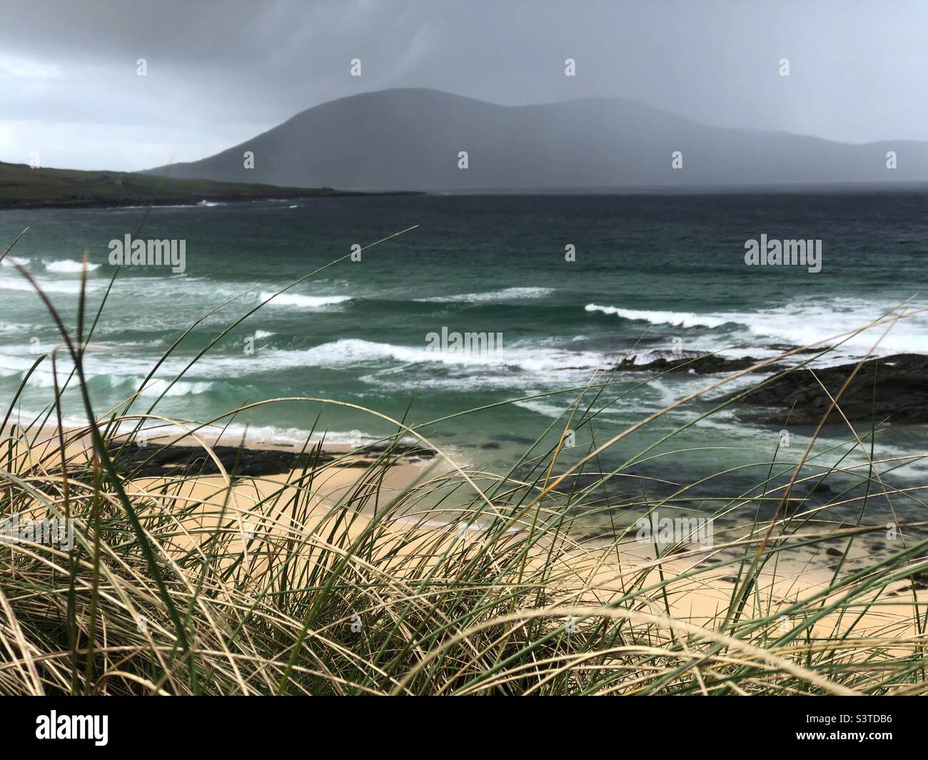 Plage de sable vue depuis les dunes de sable, île de Harris, Écosse - Image de stock capturée avec un smartphone