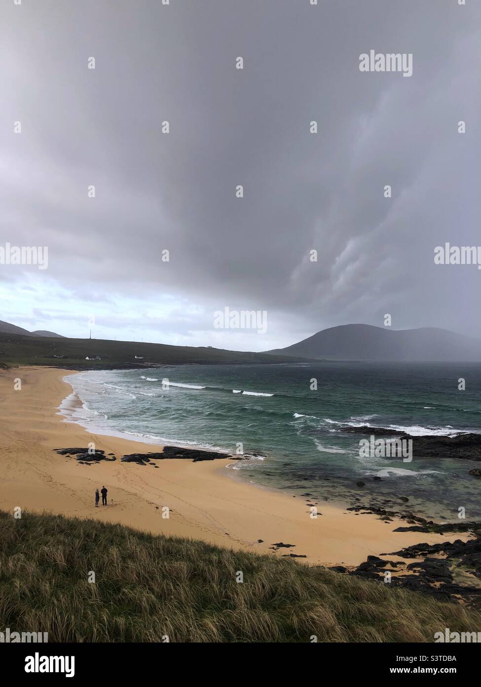 Gens sur une plage de sable, île de Harris, Écosse - Image de stock capturée avec un smartphone