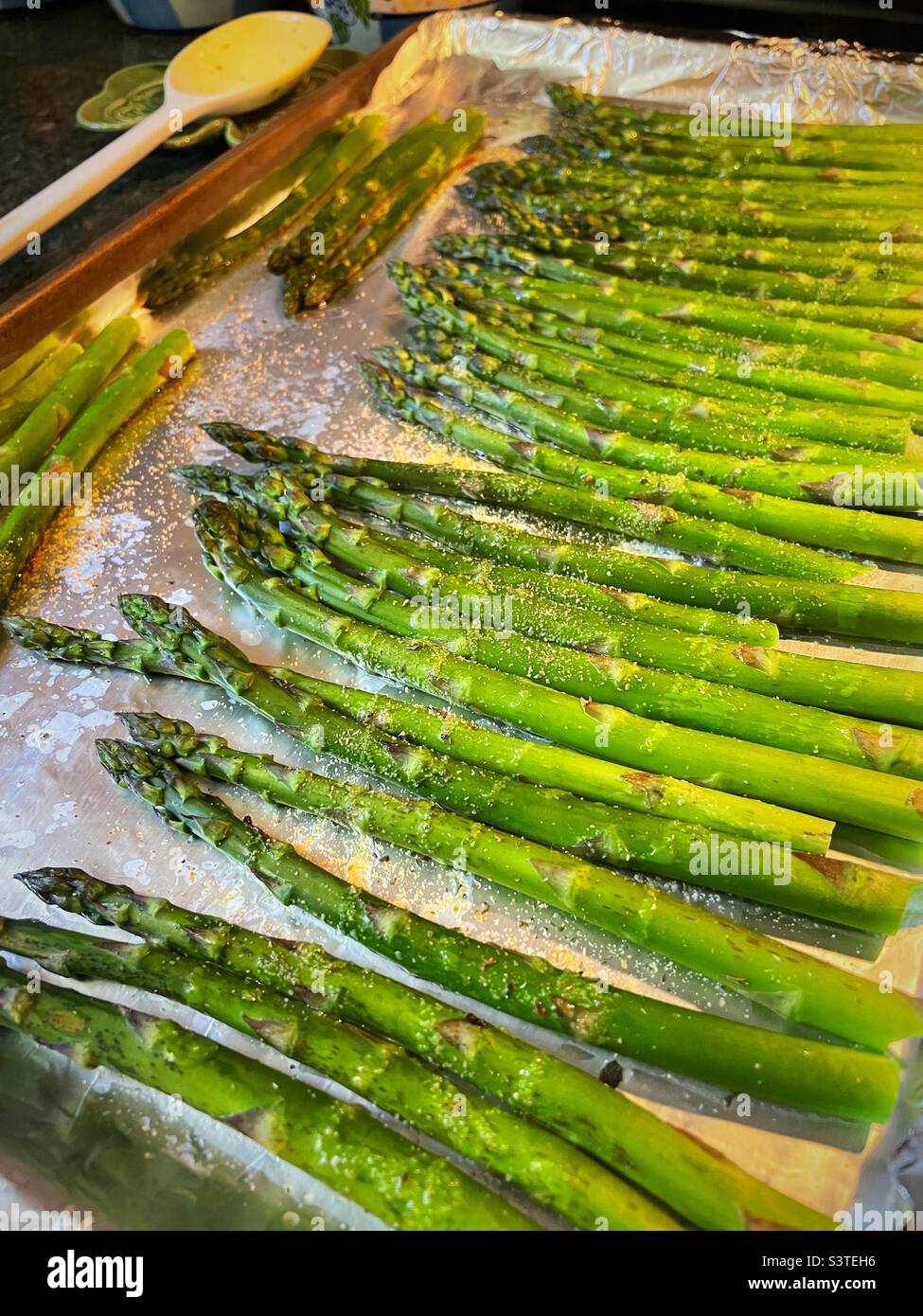 Gros plan des asperges fraîches préparées pour griller sur un comptoir de cuisine suburbaine résidentiel, 2022, États-Unis - Image de stock capturée avec un smartphone