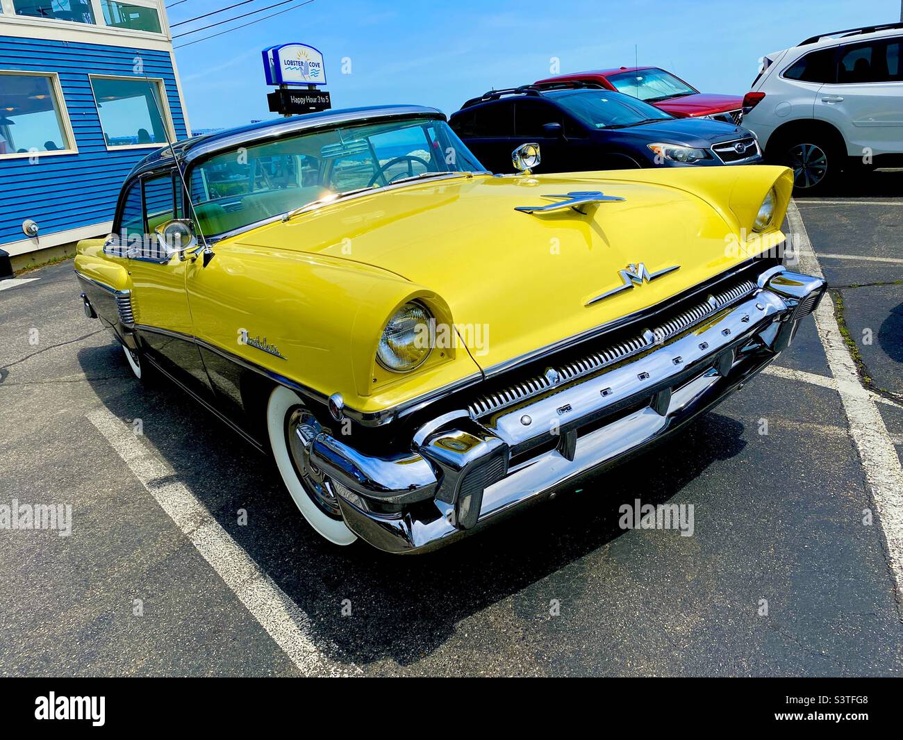 Voiture ancienne Mercury vintage. - Image de stock capturée avec un smartphone