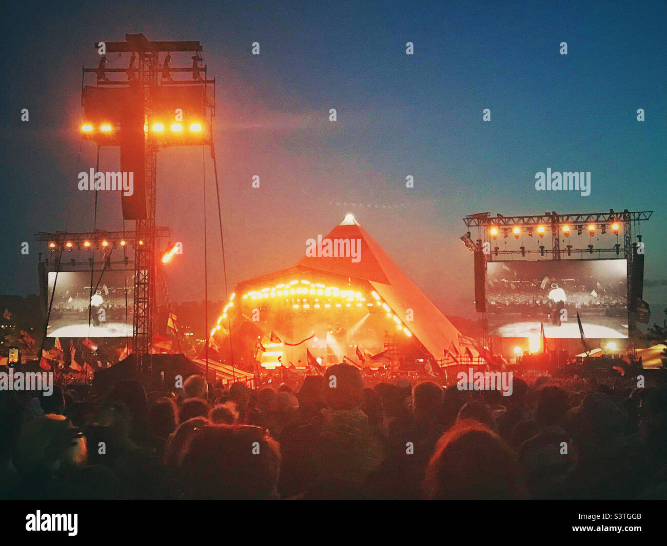 L'emblématique Pyramid Stage au Glastonbury Festival 2022 pendant le titre de Kendrick Lamar Banque D'Images