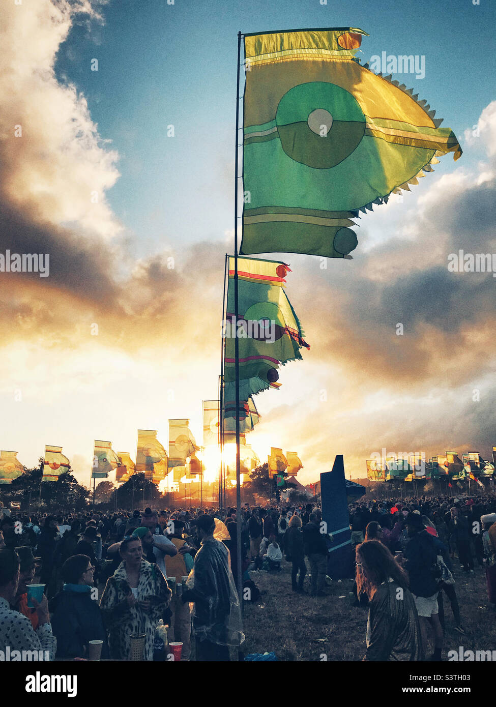 Drapeaux et foules au Glastonbury Festival 2022 Banque D'Images