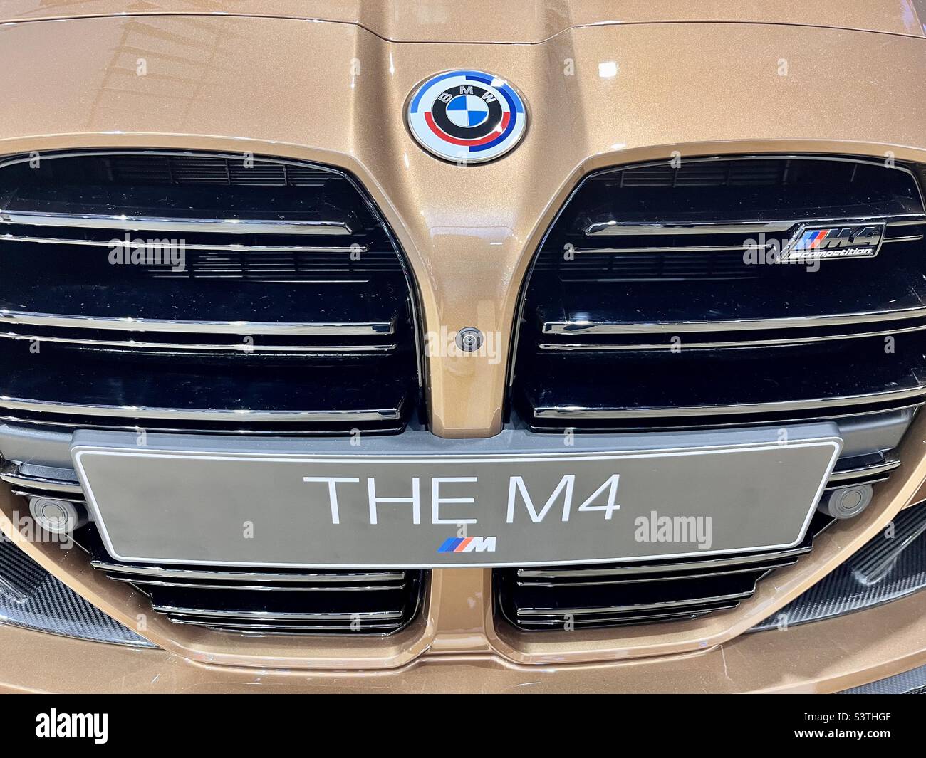 Le nouveau radiateur avant de la BMW M4 et le nouveau logo du logo ont une vue détaillée - Image de stock capturée avec un smartphone