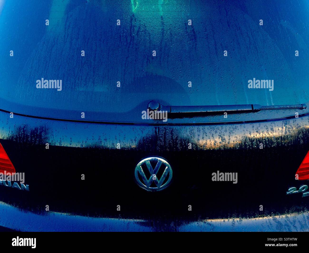 Un VW Tiguan stationné, avec des traînées de rosée en continu. Stationnaire. Banque D'Images