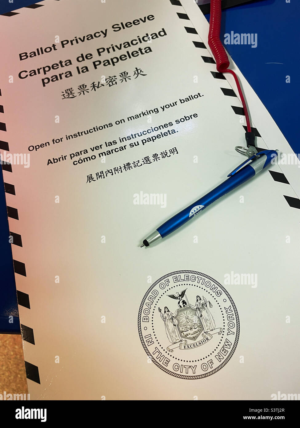 Bulletin de vote sur la vie privée des élections primaires au bureau de vote, juin 2022, New York, États-Unis - Image de stock capturée avec un smartphone