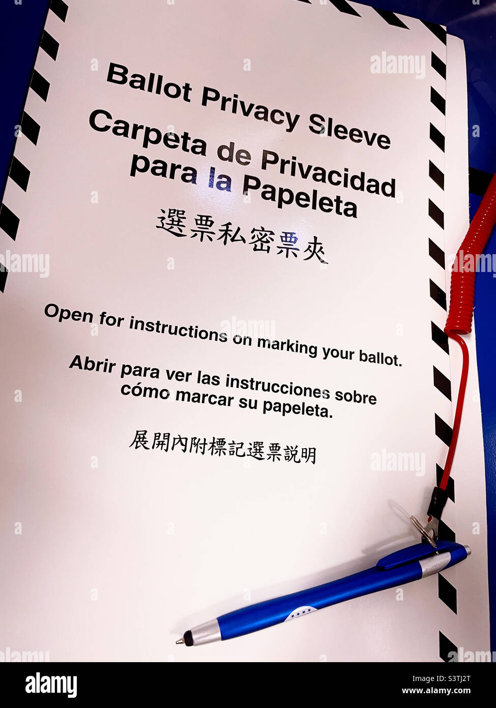 Ballard pochette de protection de la vie privée et stylo de marquage sur le site de vote lors de l'élection primaire, juin 2022, New York City, États-Unis - Image de stock capturée avec un smartphone