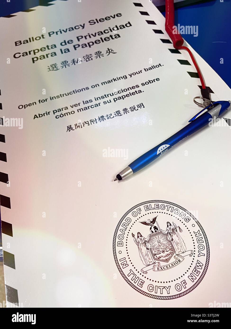 Tenue d'un bulletin de vote pour les élections primaires de l'État de New York dans un bureau de vote de Midtown Manhattan, juin 2022, New York City, États-Unis - Image de stock capturée avec un smartphone