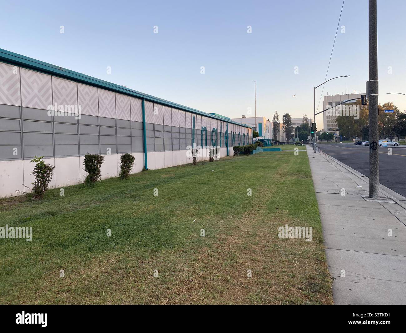 LOS ANGELES, CA, SEP 2021 : vue tôt le matin de la signalisation à l'extérieur de l'école secondaire Inglewood, école publique en Californie - Image de stock capturée avec un smartphone