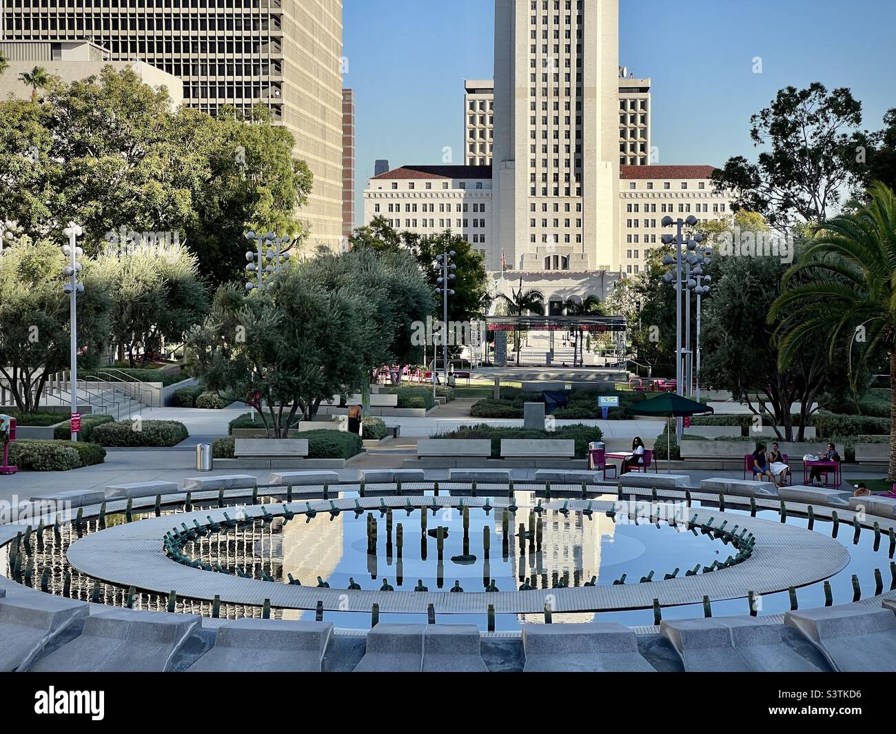LOS ANGELES, CA, OCT 2021 : la fontaine de Grand Park est désactivée pour l'entretien, avec l'hôtel de ville en arrière-plan, centre-ville, heure de la journée Banque D'Images