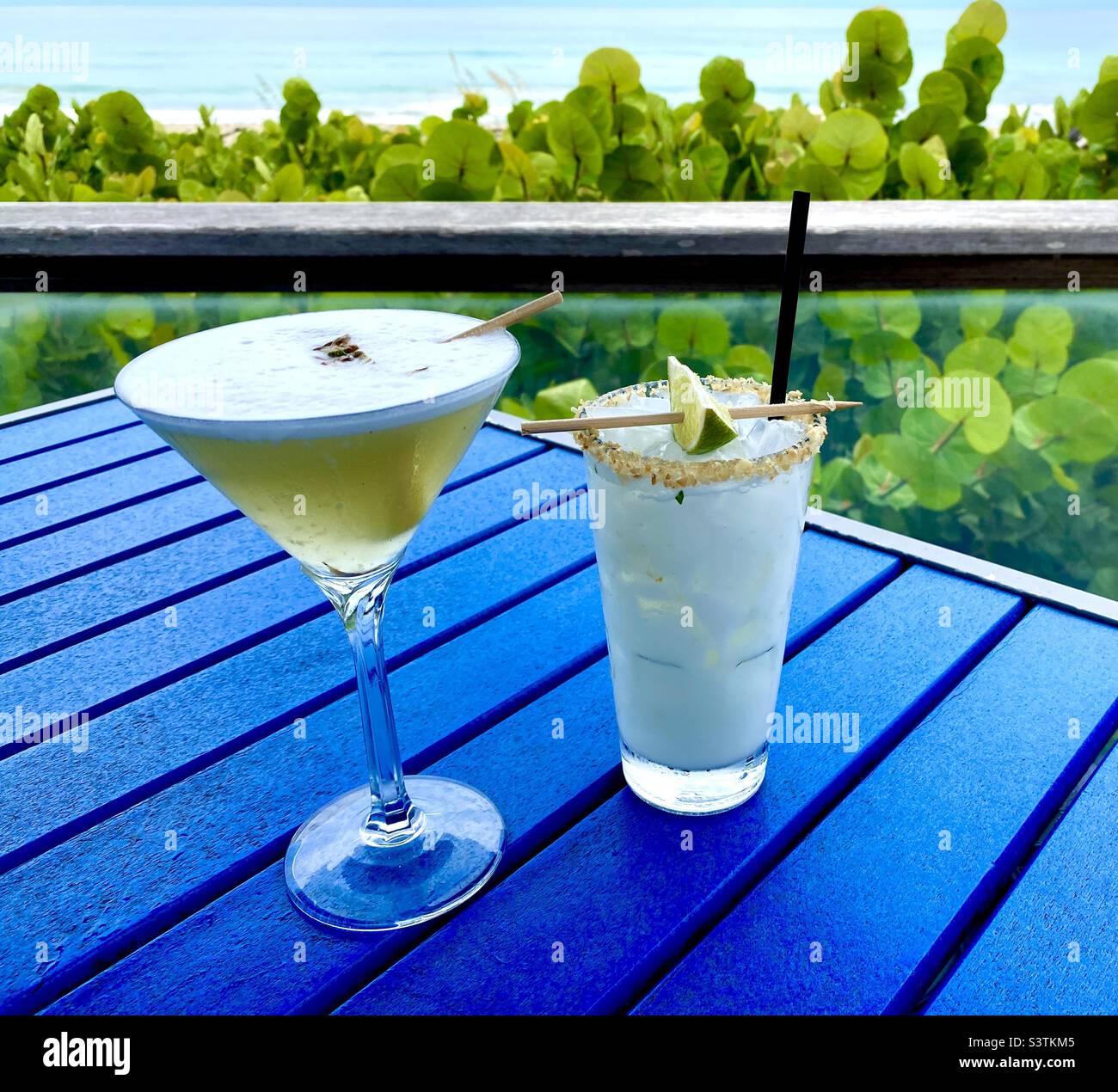 Cocktails de mojito à la noix de coco et martini avec boissons alcoolisées mélangées au bord de la mer. Banque D'Images