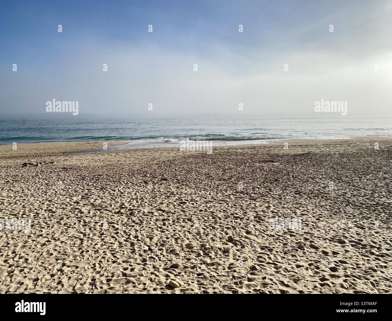 Brouillard approchant une plage de sable en hiver Banque D'Images