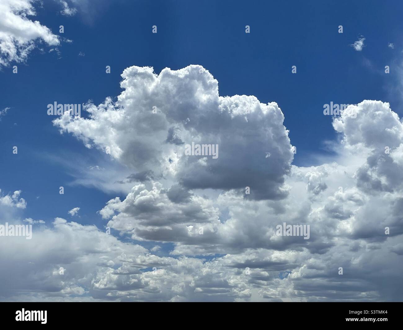 De magnifiques cumulus décorent le ciel au-dessus de la vallée de Salt Lake dans l'Utah, aux États-Unis, en juillet, lors d'une belle journée d'été. - Image de stock capturée avec un smartphone