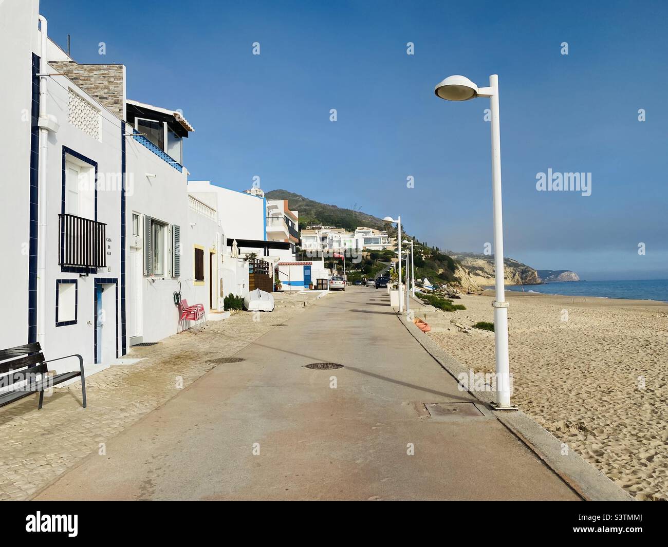 Promenade en bord de mer à Salema, Portugal Banque D'Images