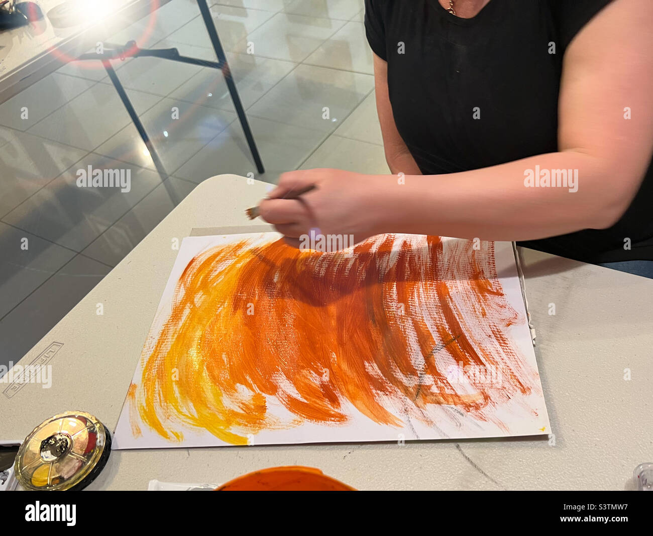 Personne travaillant sur une peinture Banque D'Images