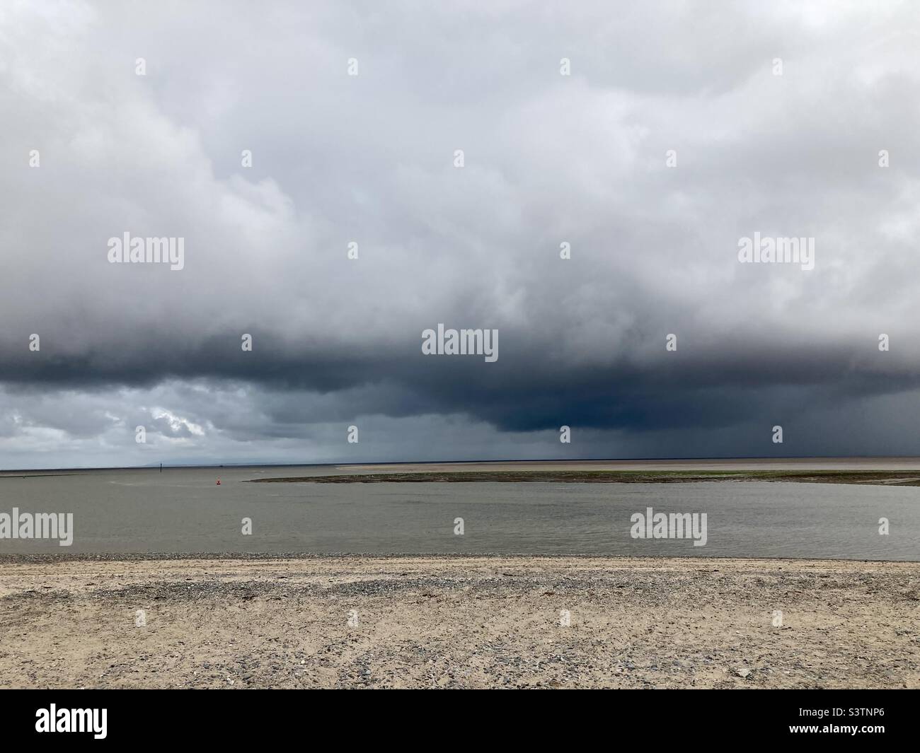 S'approchant des nuages de tempête de pluie vus d'une plage à Fleetwood, Lancashire - Image de stock capturée avec un smartphone