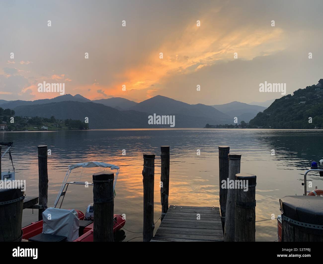 Coucher de soleil dans le lac d'Orta San Giulia, Italie. Banque D'Images