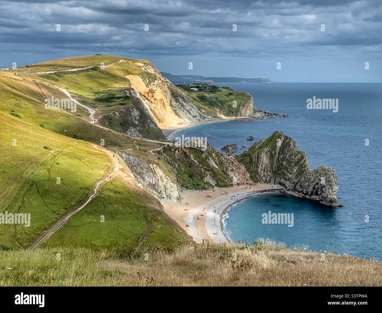 Vue de la porte de durdle depuis la colline du bas - Image de stock capturée avec un smartphone