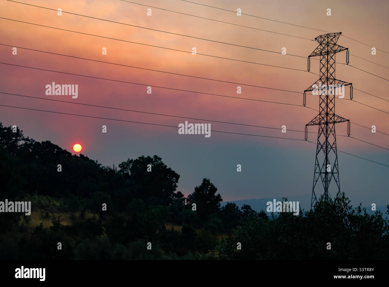 La fumée des feux de forêt bloque le coucher du soleil dans le centre du Portugal pendant la vague de chaleur de juillet 2022 Banque D'Images