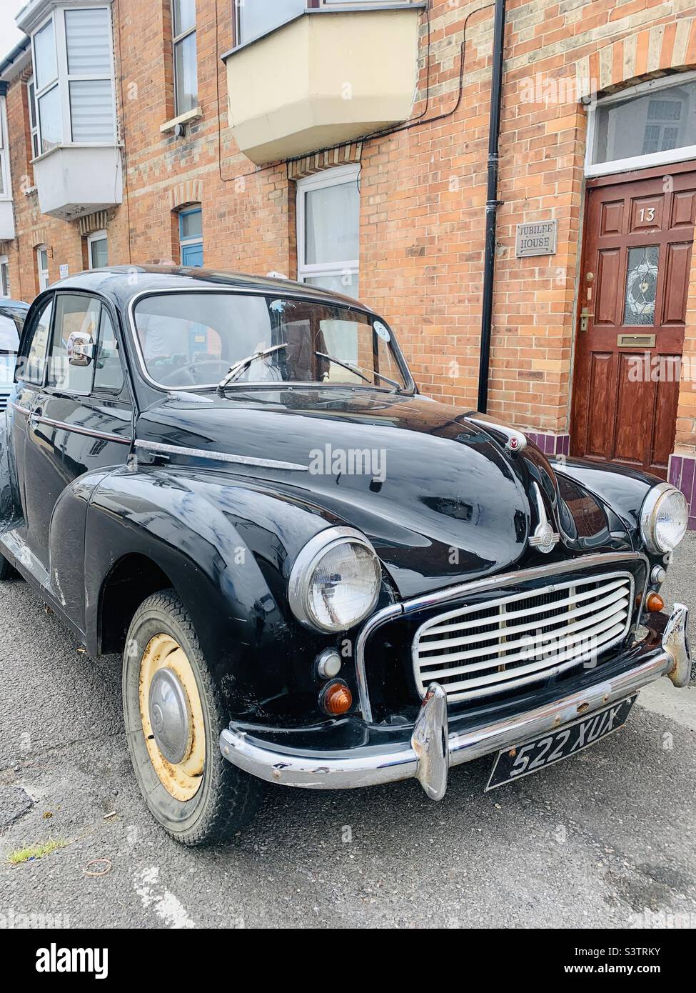 Black Morris petite voiture dans la rue à Weymouth Dorset Banque D'Images