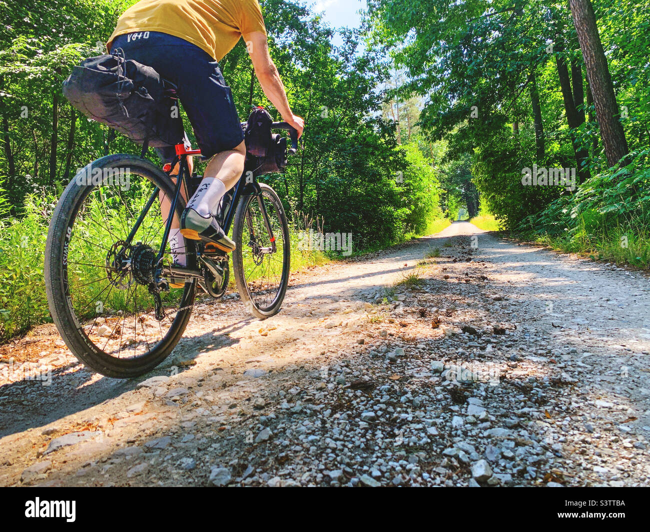 Gravier / randonnées à vélo dans la forêt Banque D'Images