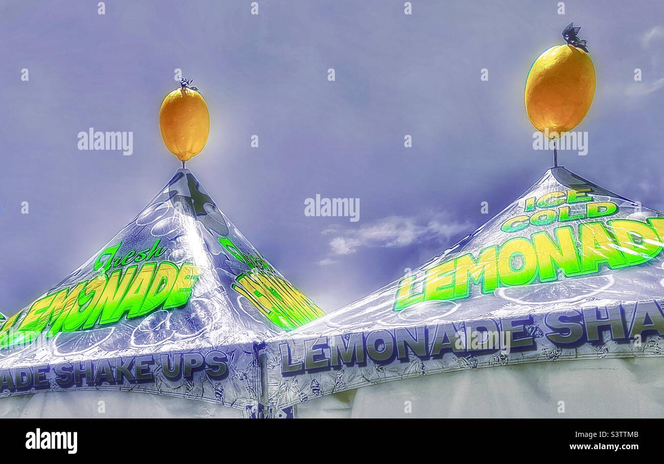 Une paire de tentes est en tête de citrons de sport en haut de la publicité sur la limonade froide de glace à vendre à un festival local dans l'Utah, États-Unis. Sélection de couleurs et effets HDR ajoutés via les applications IOS Snapseed et Color Splash. - Image de stock capturée avec un smartphone