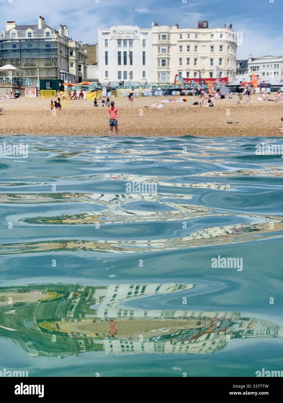 Vue sur la plage de Brighton depuis l'eau Banque D'Images