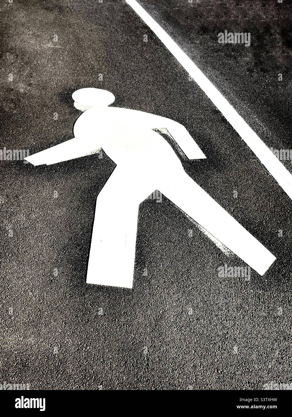 Messi peint le symbole de la passerelle piétonne sur l'asphalte dans le Bronx, New York, États-Unis Banque D'Images