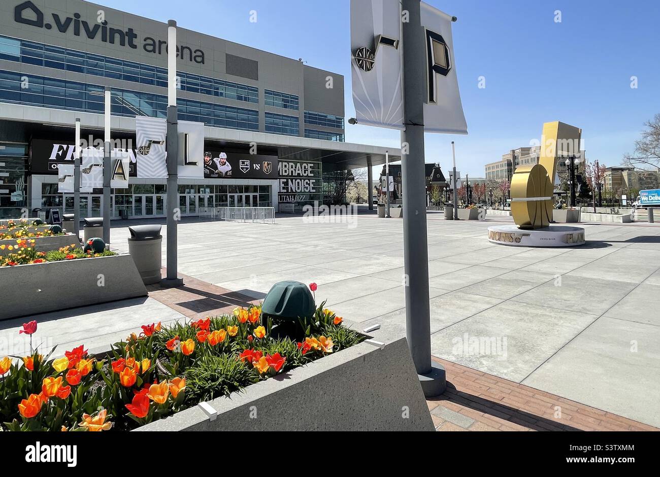 Vue sur le Vivint Sports Arena de Salt Lake City, Utah, États-Unis, stade de l'équipe de basket-ball de la NBA, Utah Jazz. Ici, la place ouverte en face est vue au printemps. Banque D'Images