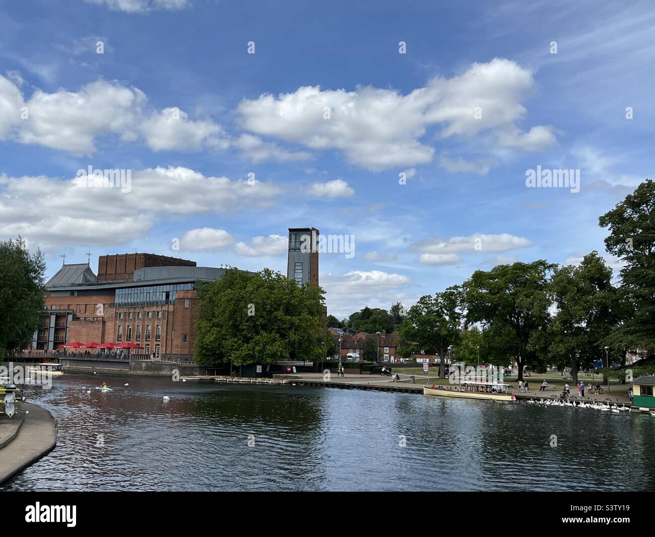 Vue sur la rivière Avon vers le Royal Shakespeare Theatre à Stratford-upon-Avon dans le Warwickshire. - Image de stock capturée avec un smartphone