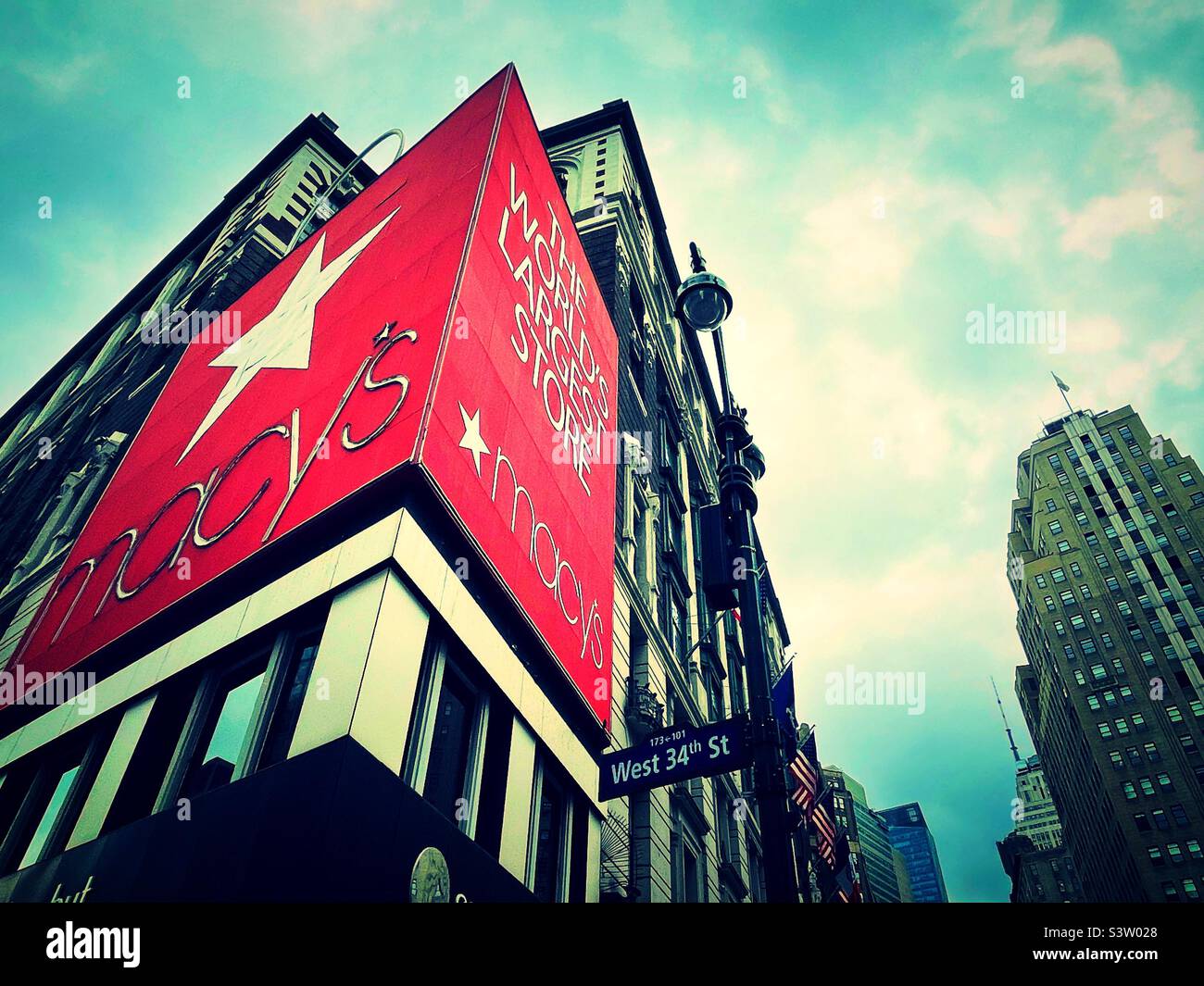 Le grand magasin phare de Macy est situé à Herald Square, New York City, États-Unis, en 2022 - Image de stock capturée avec un smartphone