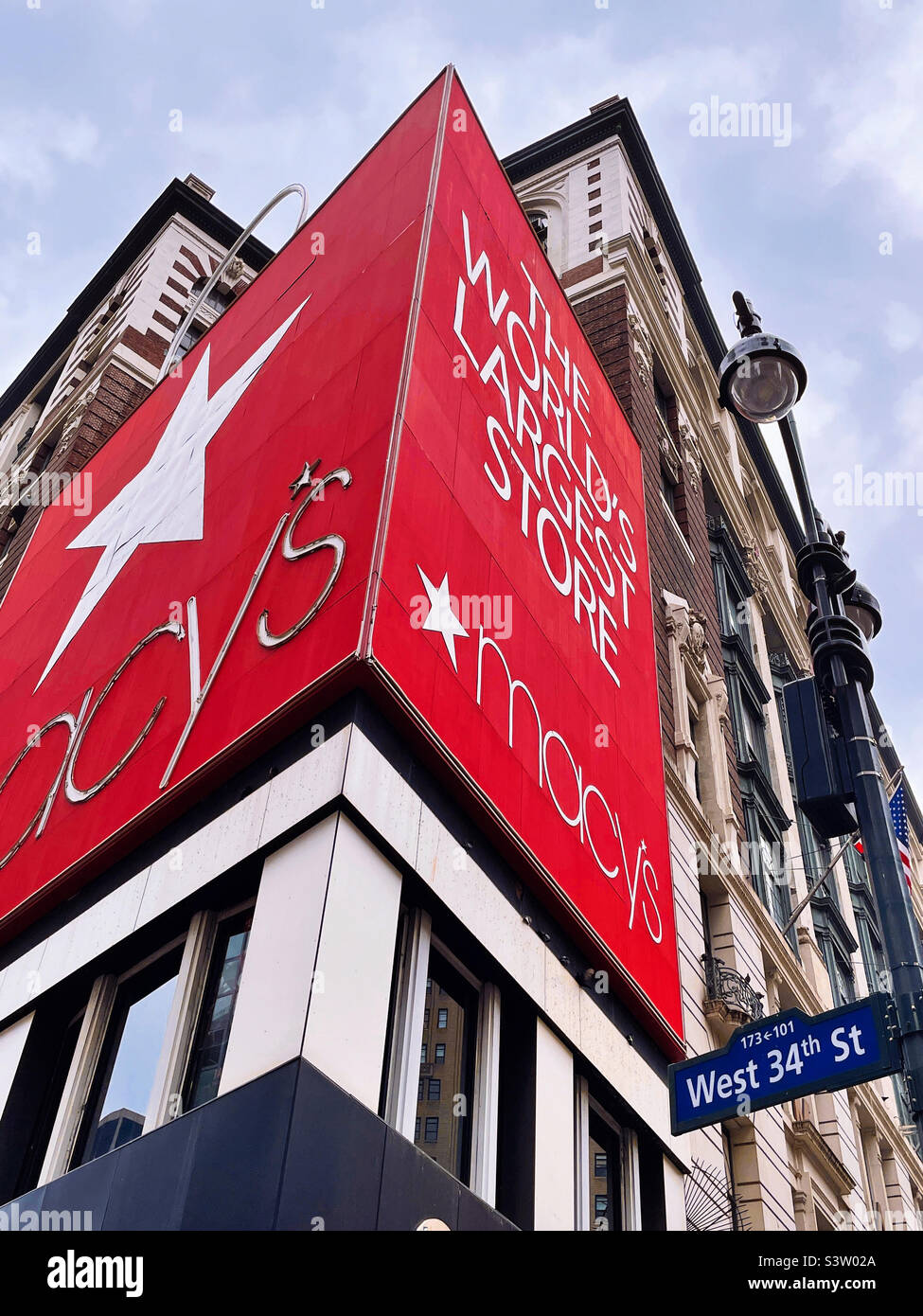 Le grand magasin phare de Macy est situé à Herald Square, New York City, États-Unis, en 2022 - Image de stock capturée avec un smartphone