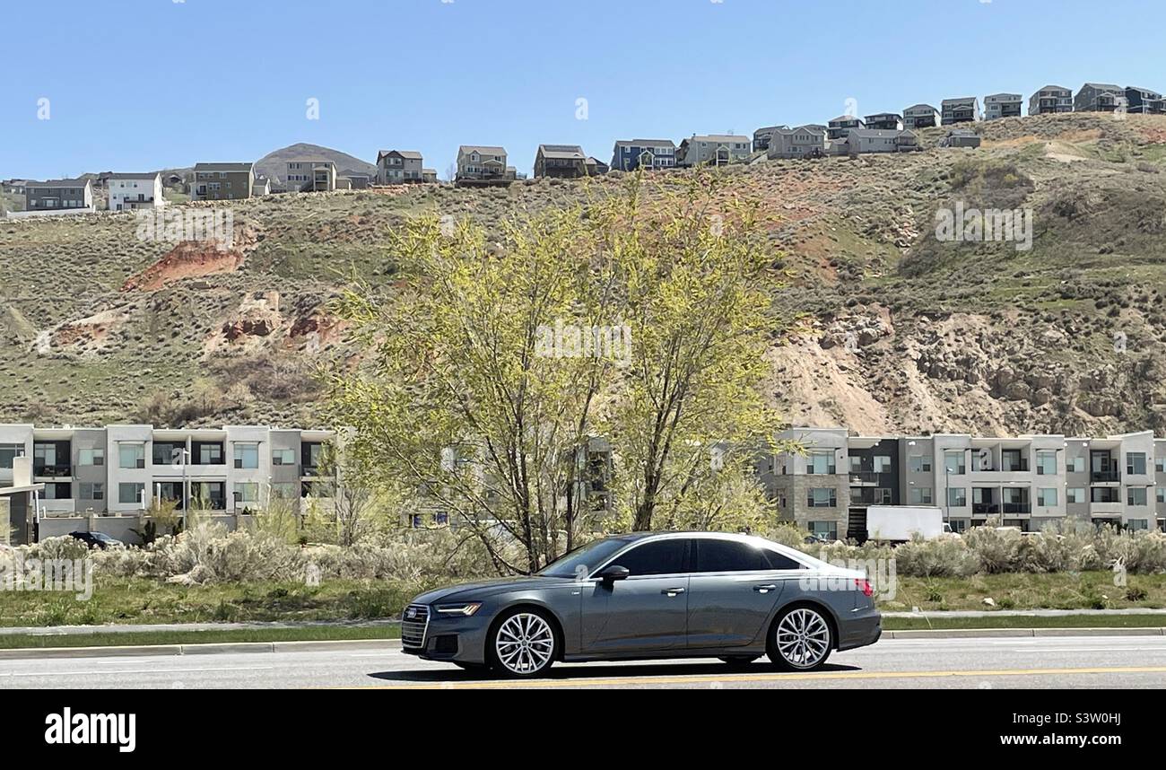 Une rangée de nouvelles maisons construites le long d'une corniche dans l'Utah, aux États-Unis. - Image de stock capturée avec un smartphone