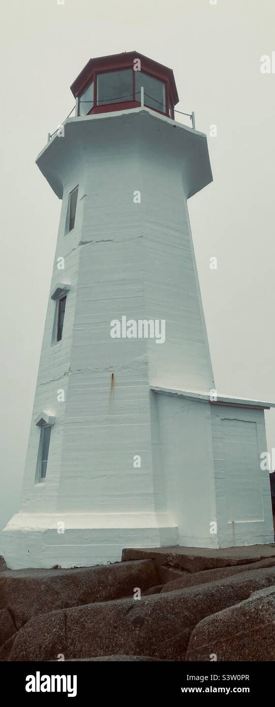 Le célèbre phare de Peggy's Cove par une journée très brumeuse. Banque D'Images