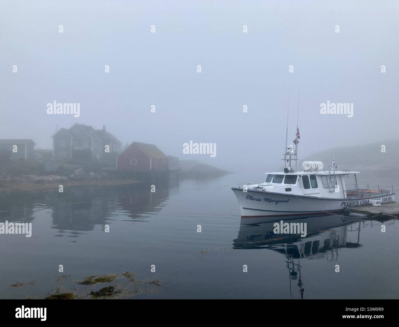 Village de pêcheurs de Peggy’s Cove par une journée de brouillard. Banque D'Images