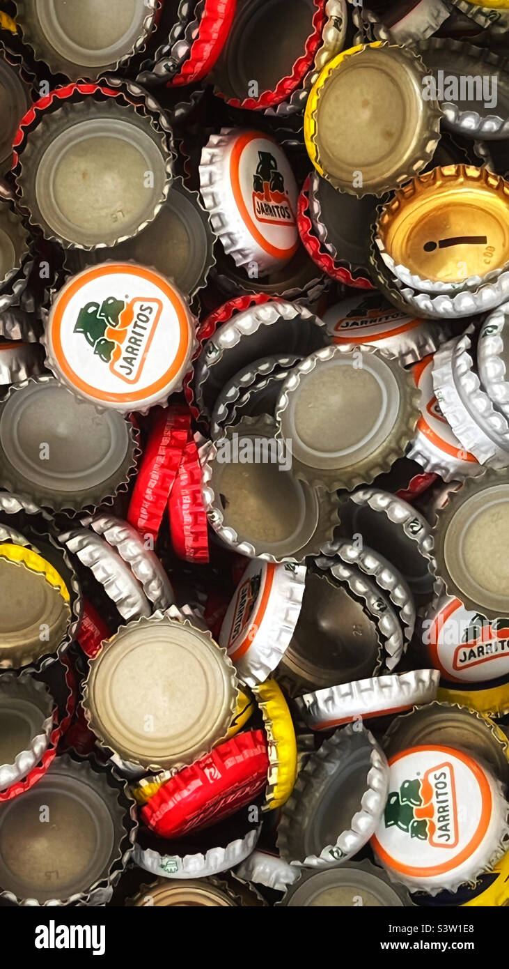 Pile de bouchons de bouteille, y compris jarritos Banque D'Images