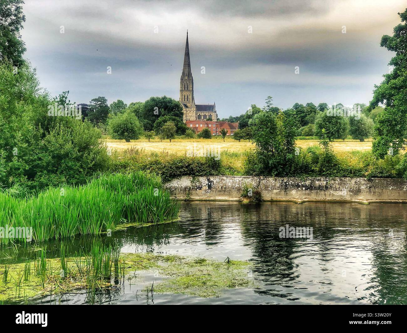 La cathédrale de Salisbury et la rivière Avon dans le Wiltshire, Royaume-Uni - Image de stock capturée avec un smartphone