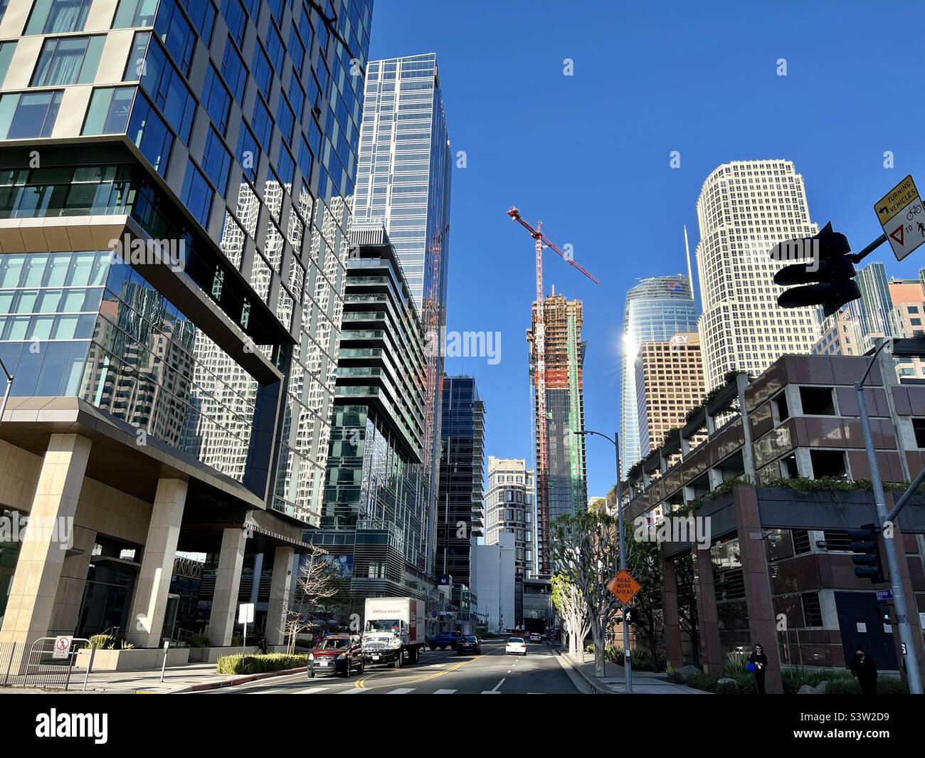 LOS ANGELES, CA, FÉVRIER 2022 : nouveau gratte-ciel en construction près de la Fig à 7th zone de vente au détail, entouré par d'autres gratte-ciel, avec un nouveau complexe hôtelier en premier plan, centre-ville Banque D'Images
