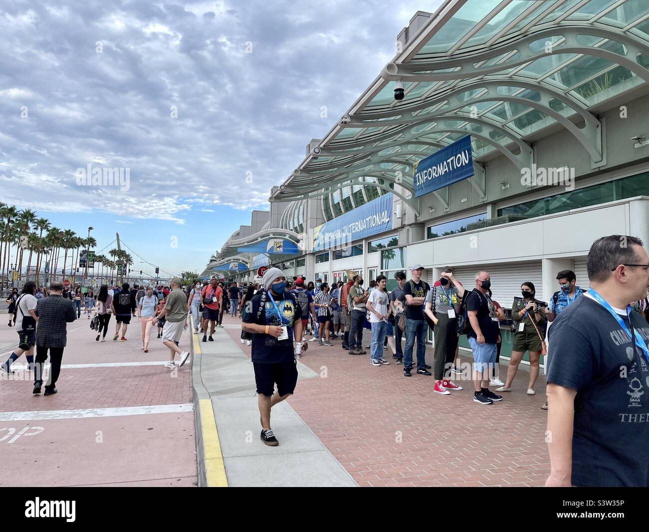 Les participants attendent en ligne à l'extérieur du centre de congrès de San Diego, en Californie, pendant la soirée de prévisualisation de Comic con sur 20 juillet, 2022. - Image de stock capturée avec un smartphone