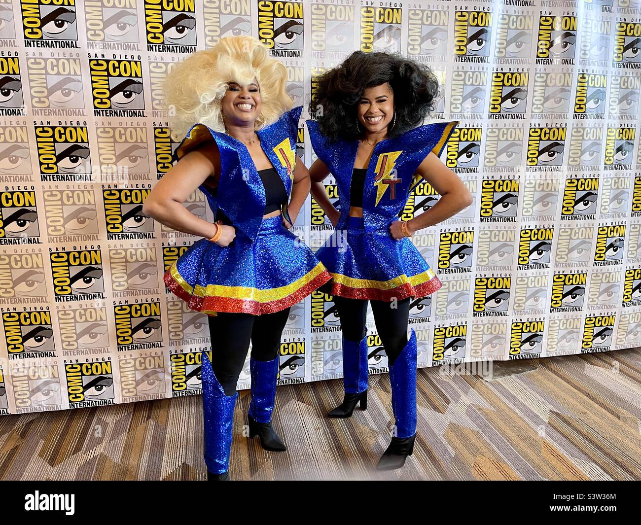 Les reporters de divertissement en costume posent dans une salle de presse pendant le Comic con Day 3 sur 23 juillet 2022 à San Diego, Californie. Banque D'Images