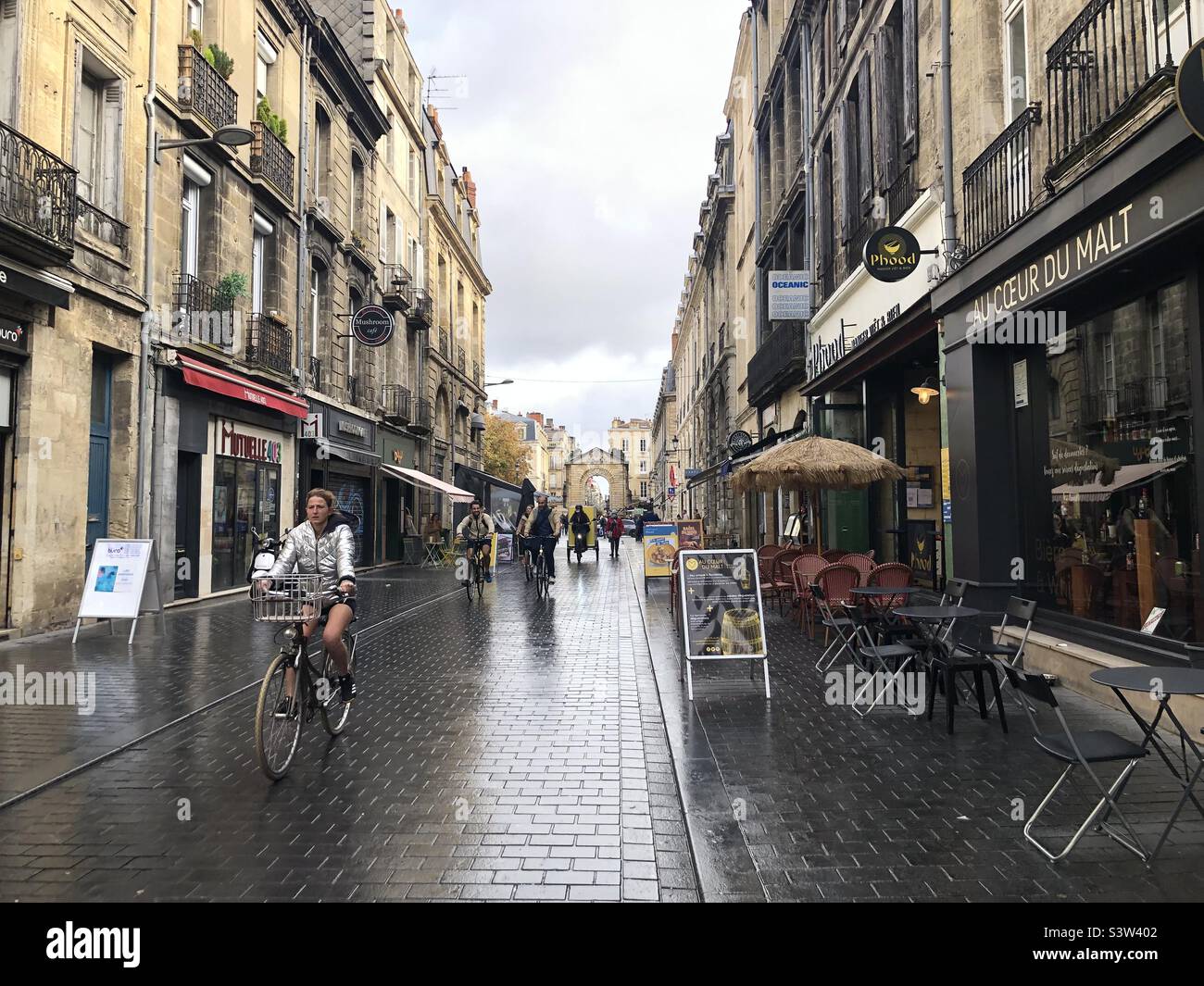 Une scène de rue de Bordeaux juste avant midi, après une pluie. Rue Georges Bonnac, Bordeaux, France. 2 novembre 2021. Banque D'Images