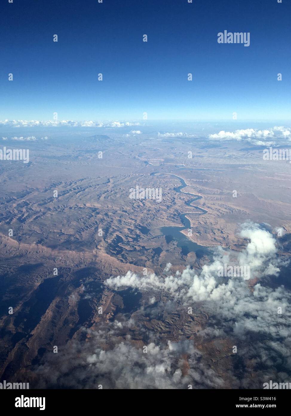 Image aérienne des tronçons supérieurs du fleuve Colorado en Arizona. - Image de stock capturée avec un smartphone