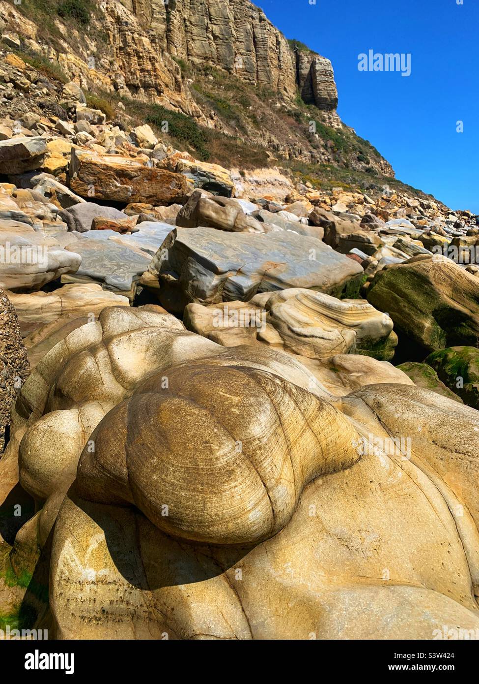 Formations rocheuses sur la plage de Rock-a-Nore Hastings Banque D'Images