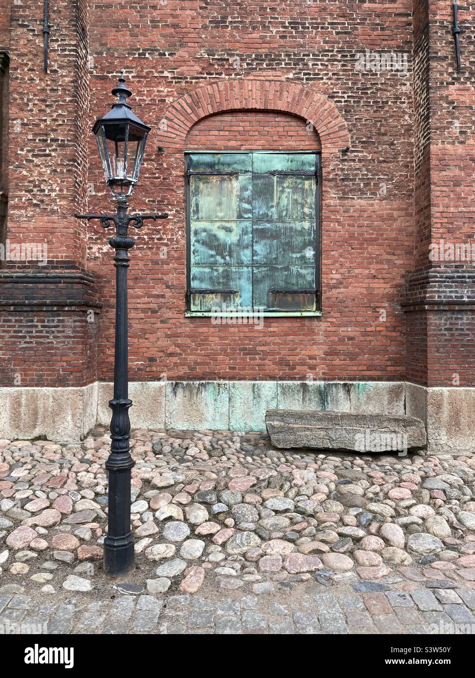Un mur d'une maison, une fenêtre et une rue Lampe à Göteborg, Suède Banque D'Images