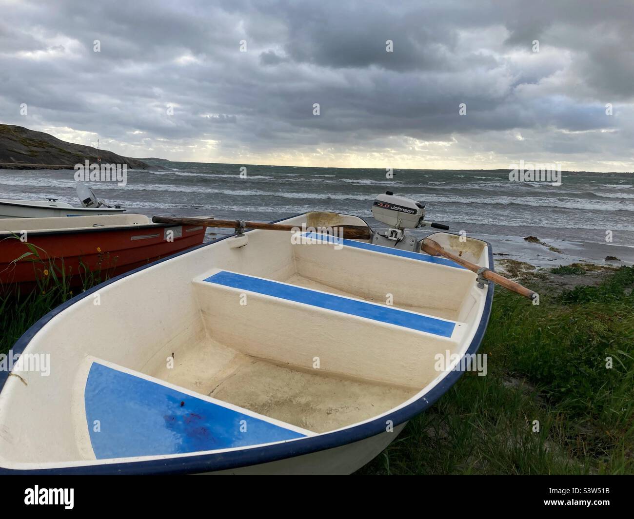 Bateaux sur une plage sur la côte ouest de la Suède Banque D'Images