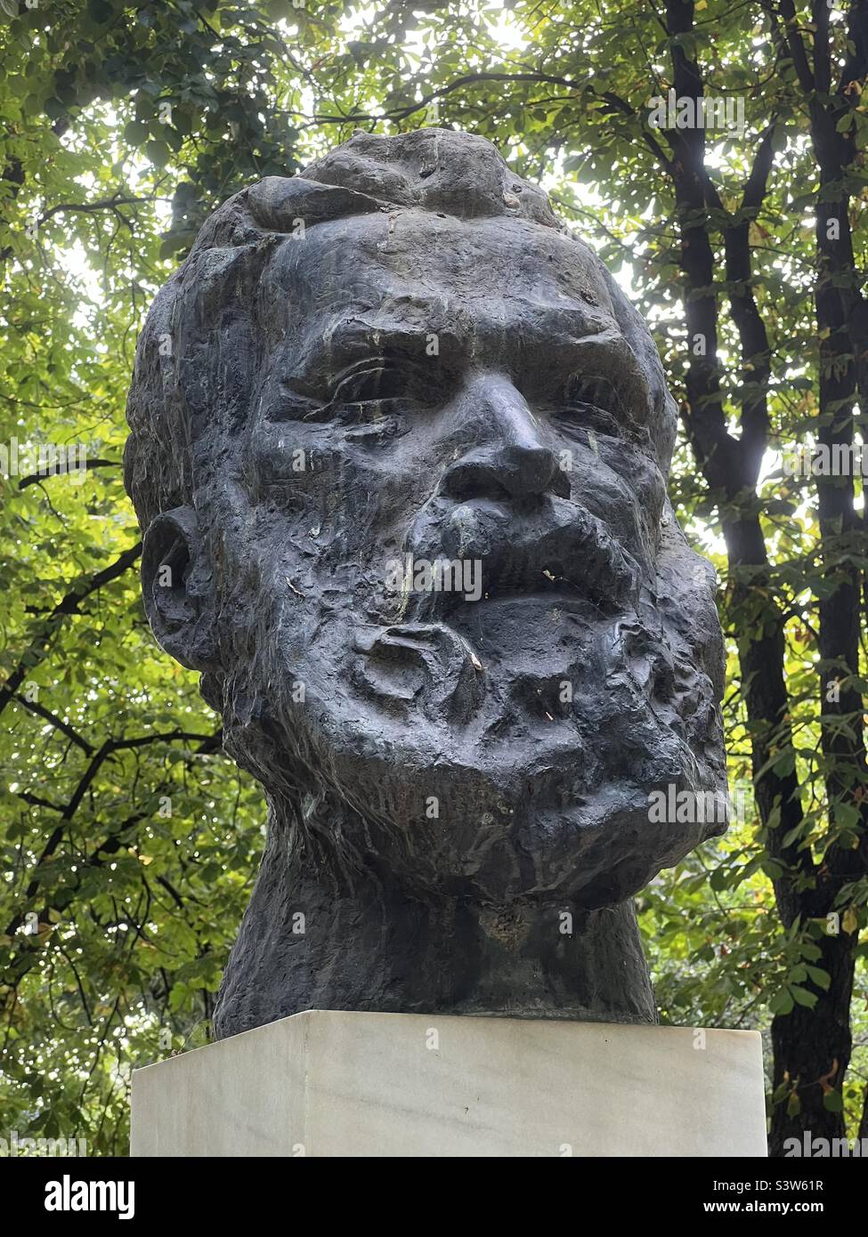Constantin Brancusi (né dans le petit village agricole de Hobitza, en Roumanie, en 1876) est souvent considéré comme le sculpteur le plus important du 20th siècle Banque D'Images