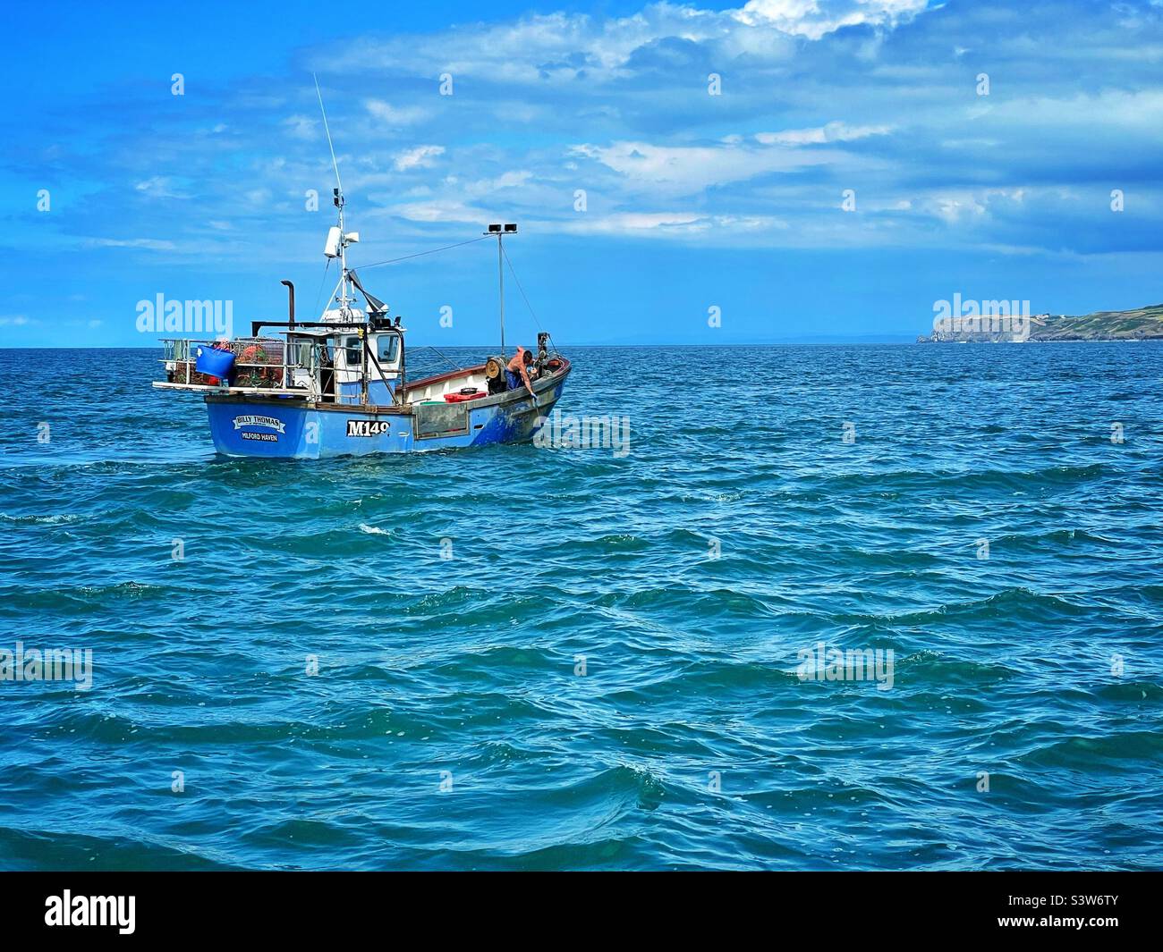 Bateau de potage au large de la côte de Ceredigion, pays de Galles, juillet. Banque D'Images