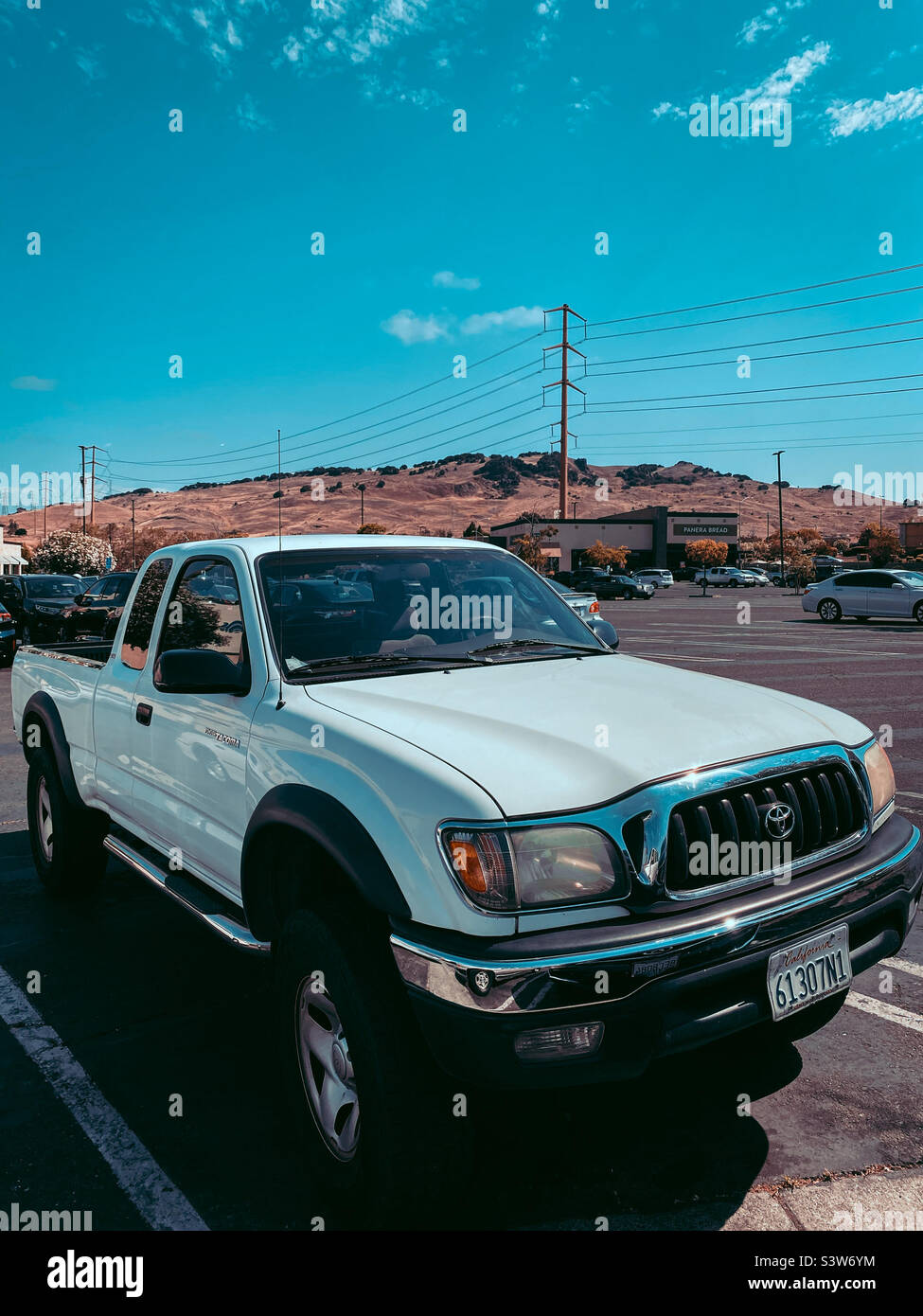 Un pick-up Toyota Tacoma stationné dans un parking à Vellejo, en Californie. - Image de stock capturée avec un smartphone