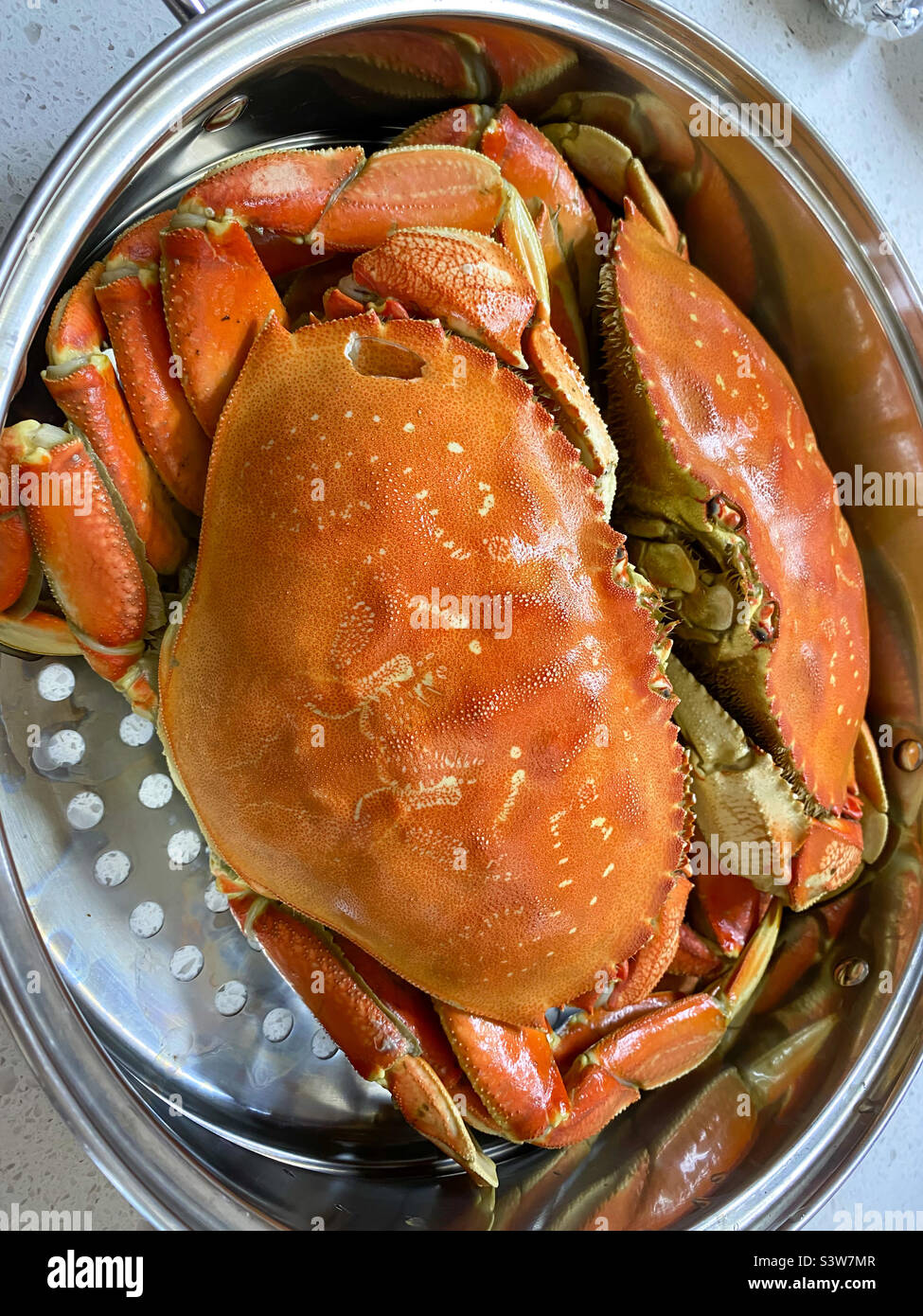 Crabes cuits dans un acier inoxydable cuits à la vapeur par panier. Banque D'Images