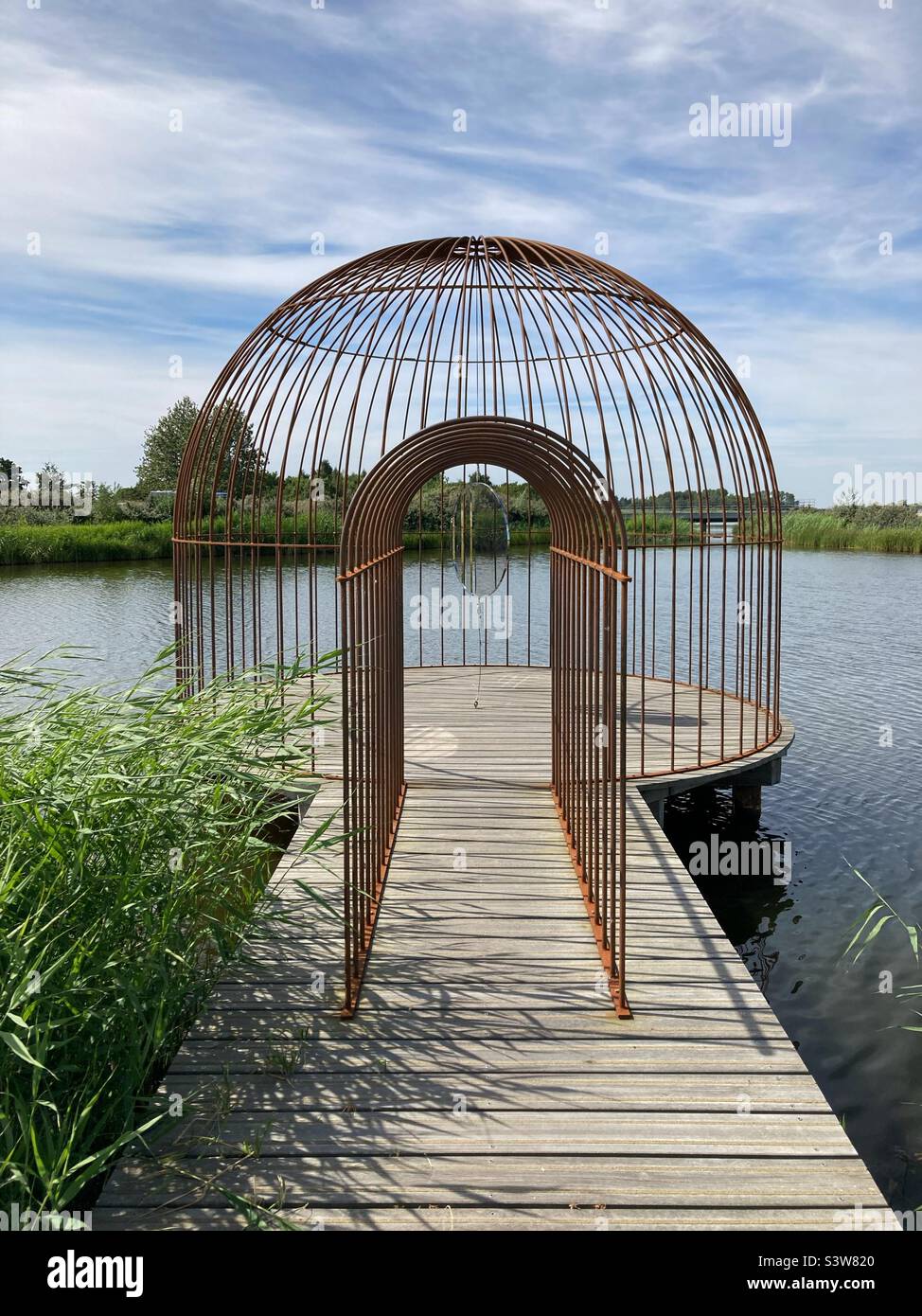 Installation artistique „cage et miroir“ par Jeppe hein à l'extérieur du Musée d'Art moderne d'Arken, Danemark Banque D'Images