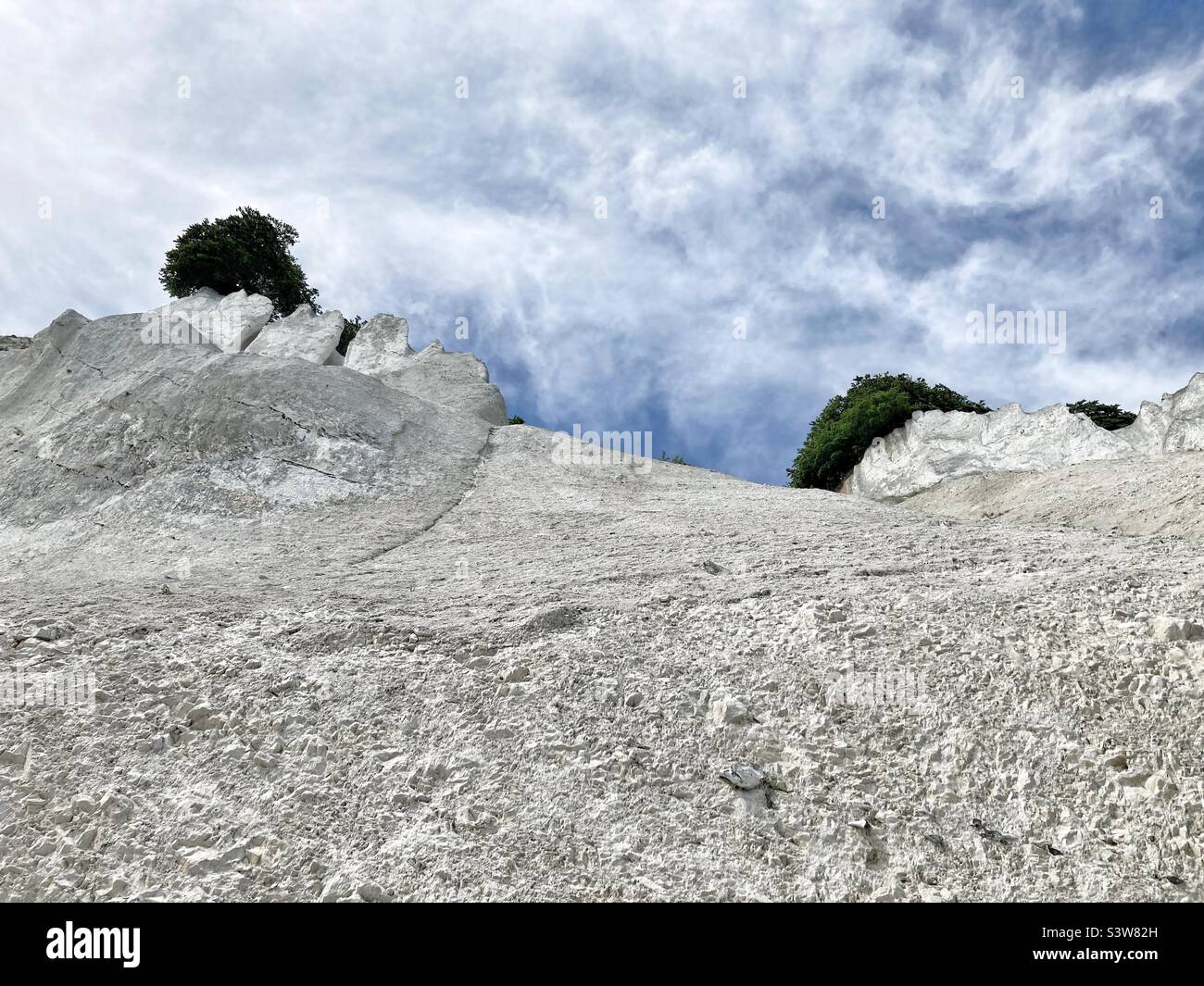 Les falaises de craie blanche de Mons Cliff illustrées ci-dessous - Image de stock capturée avec un smartphone